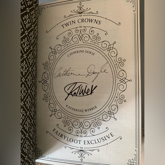 Fairyloot Twin Crowns Special Edition - Picture 4 of 4